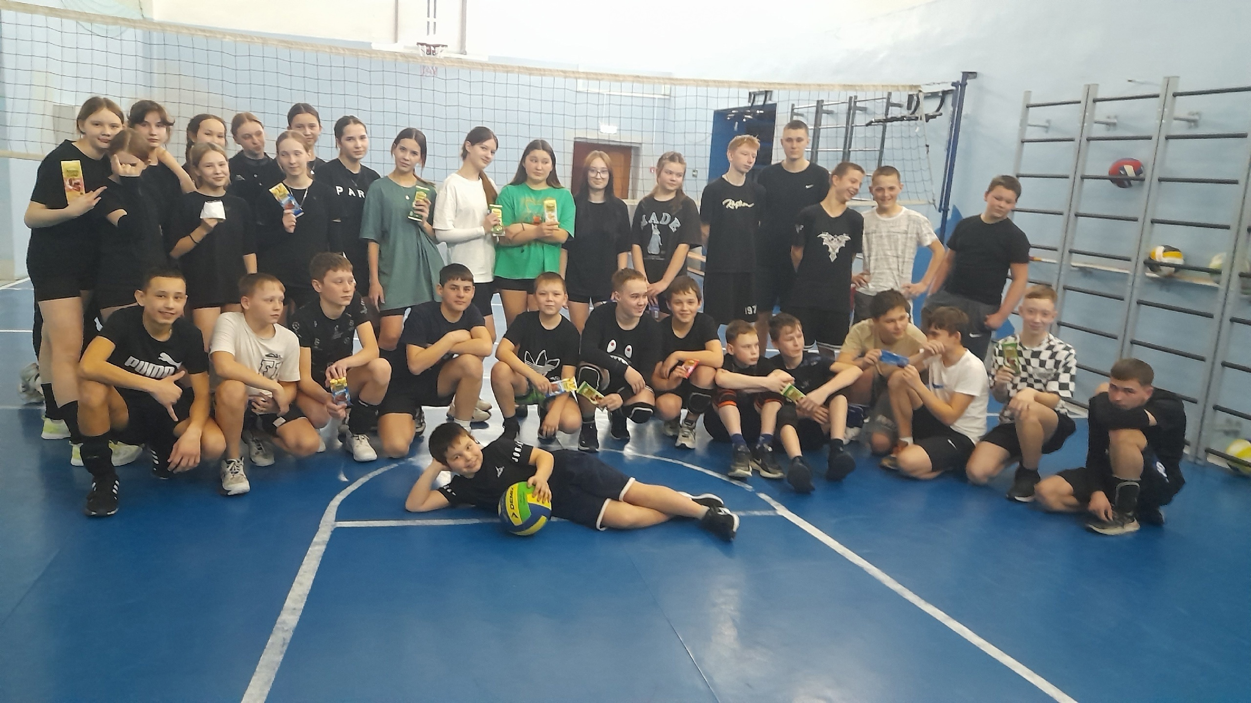 Соревнования по волейболу.