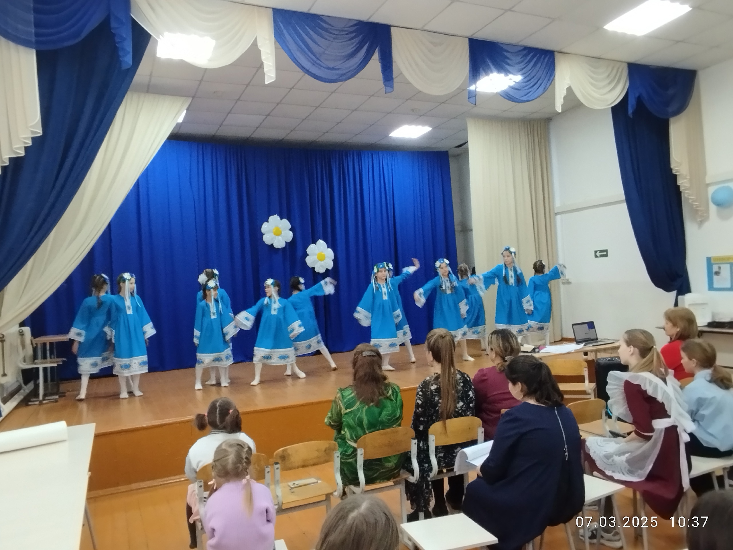 Праздничный концерт 8 Марта.